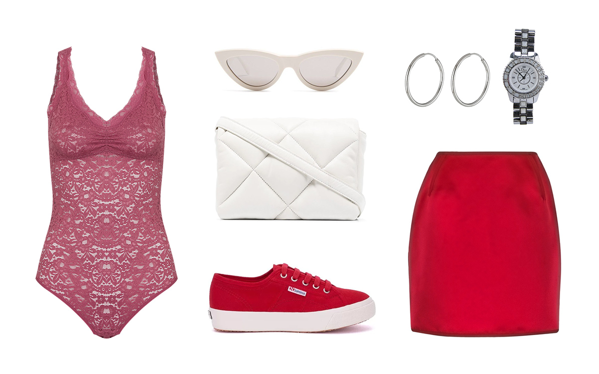 Sugestão de look color block com body rosa, óculos de sol e bolsa brancos, saia e tênis vermelhos, brincos e relógio pratas.